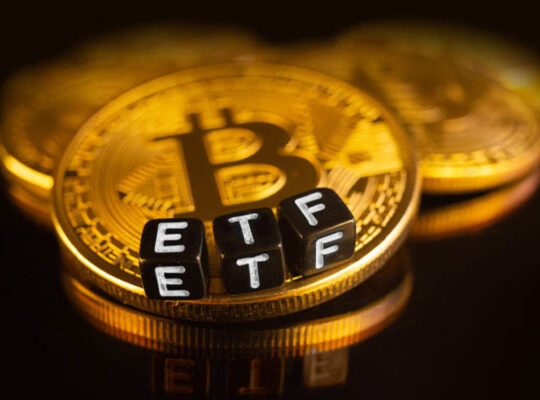 Blomberg Analistinin Bitcoin ETF Yorumu, Korkulacak Bir Durum Var Mı? XRP ETF Yolda Mı?